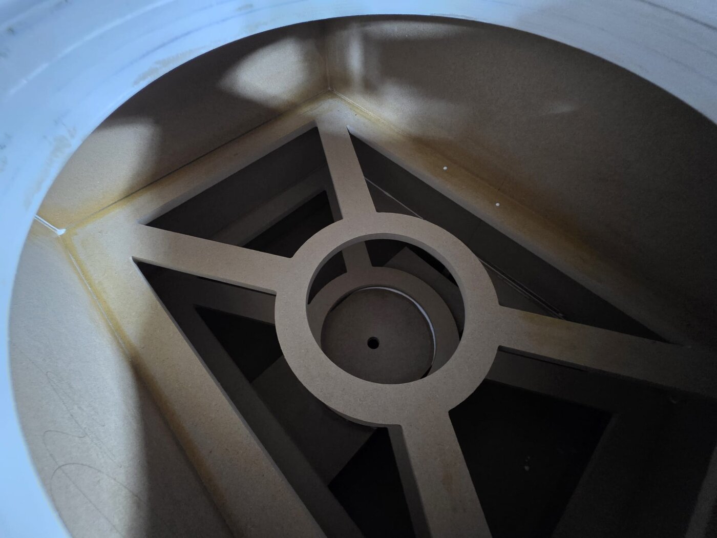 The internal ring-hub bracing inside an XOP cabinet